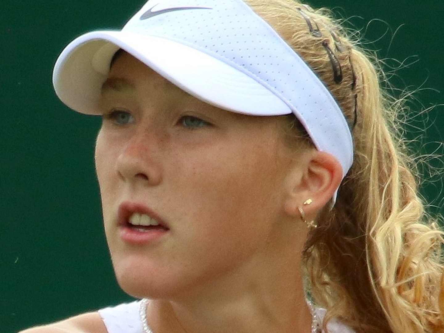 Mirra Andreeva on court